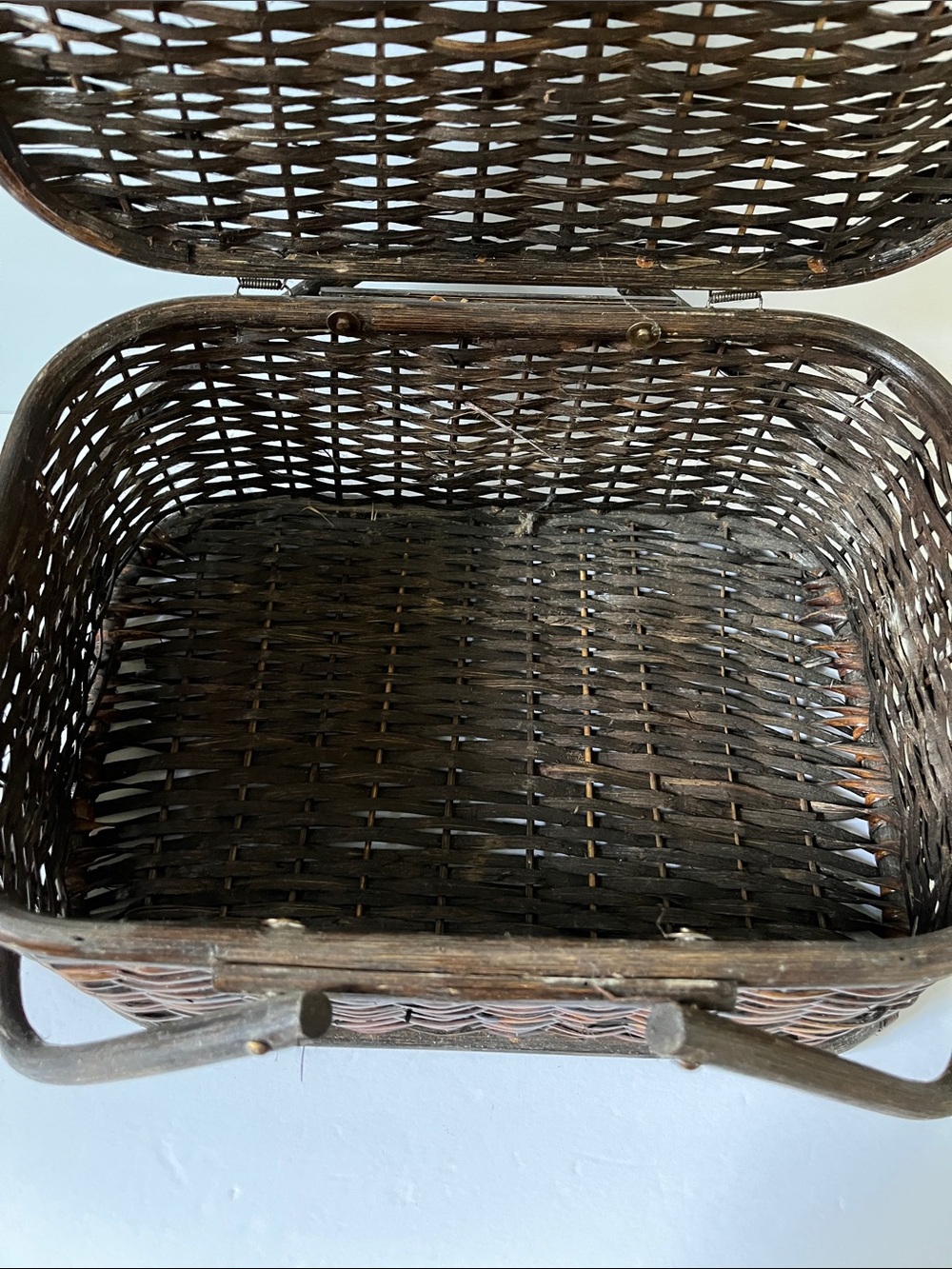 Vintage Woven Wicker Picnic Basket with Folding Bamboo Handles - Picture 3 of 9
